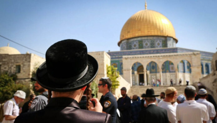 مستوطنون يقتحمون المسجد الأقصى بقيادة وزير الأمن القومي الإسرائيلي المتطرف مستوطنون يقتحمون المسجد الأقصى بقيادة وزير الأمن القومي الإسرائيلي المتطرف