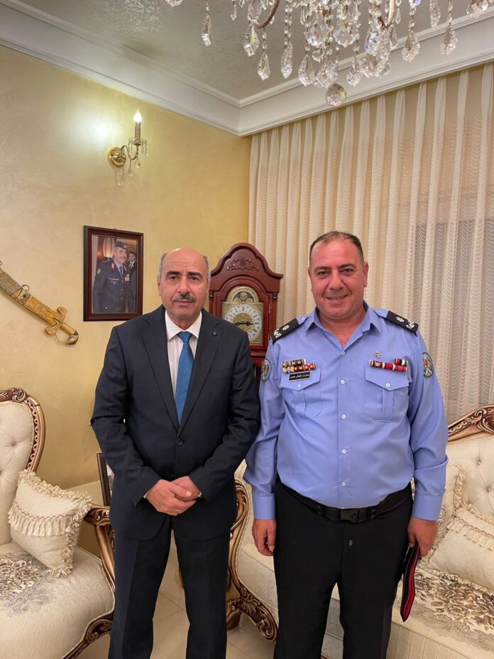 اللواء المتقاعد تحسين المومني يهنئ محارب حيمور بالترفيع