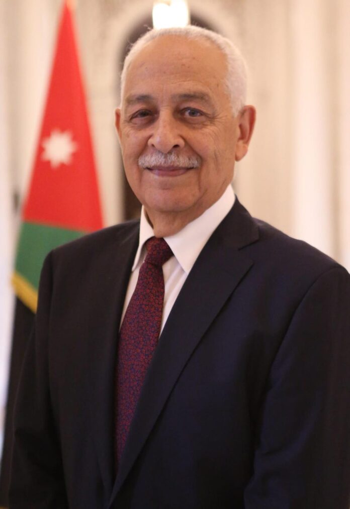 مندوبا عن الملك وولي العهد .. العيسوي يعزي بوفاة رئيس لجنة خدمات مخيم البقعة