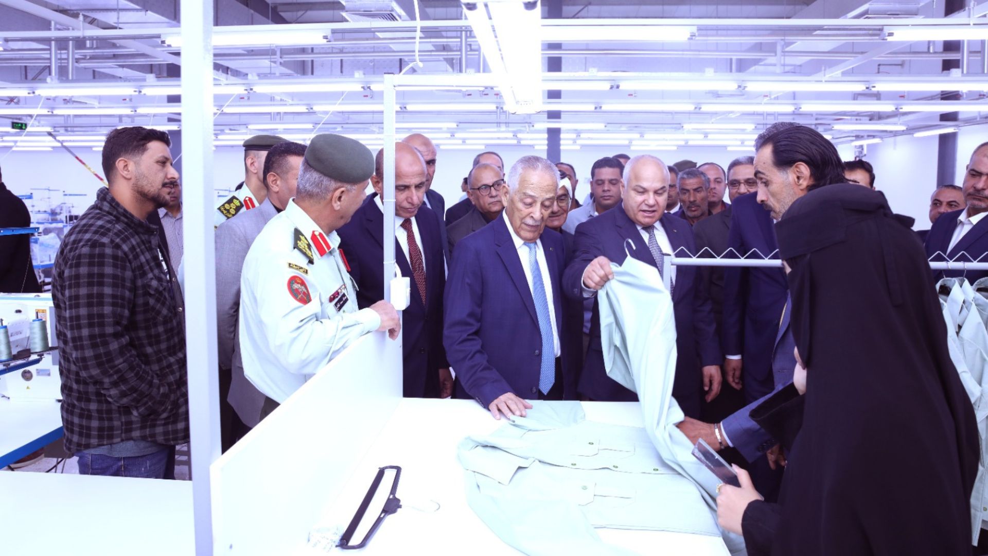 العيسوي يفتتح مصنع الزي للألبسة الجاهزة بالموجب ومدرسة الربة الثانوية للبنين