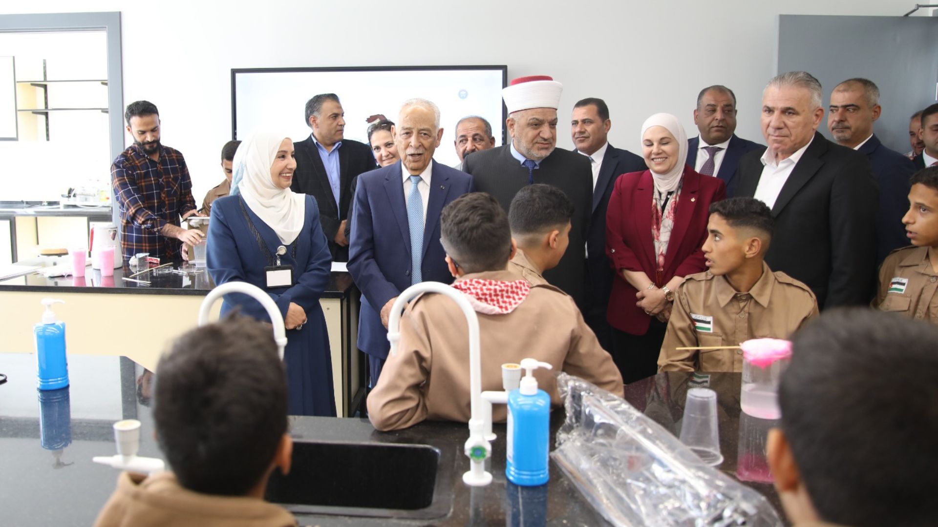 العيسوي يفتتح مصنع الزي للألبسة الجاهزة بالموجب ومدرسة الربة الثانوية للبنين