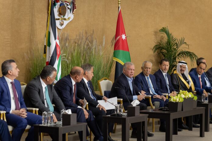 الملك يلتقي وجهاء وممثلين عن أبناء وبنات الكرك ويؤكد أهمية مواصلة الحكومة تنفيذ مشاريعها بالمحافظة