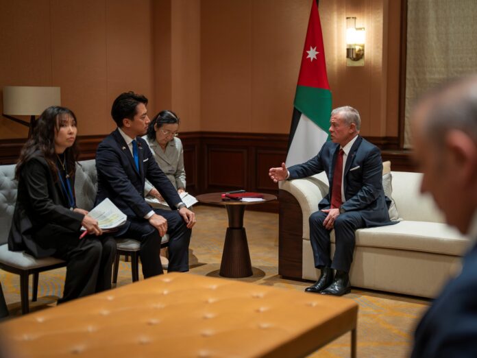 الملك يلتقي في طوكيو وزير الدفاع الياباني