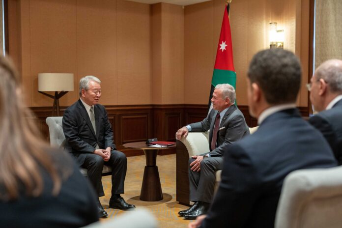 الملك يلتقي رئيس الوكالة اليابانية للتعاون الدولي 