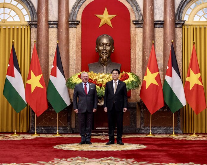 الملك ورئيس فيتنام يعقدان مباحثات في هانوي