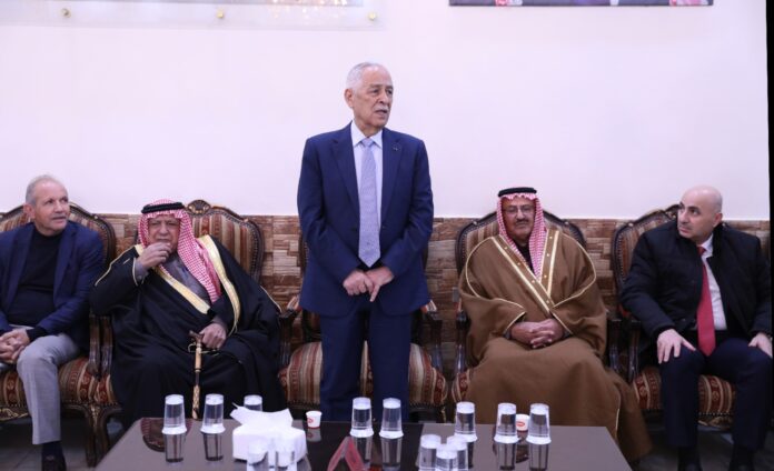 مندوبا عن الملك وولي العهد .. العيسوي يعزي عشيرة صندوقة