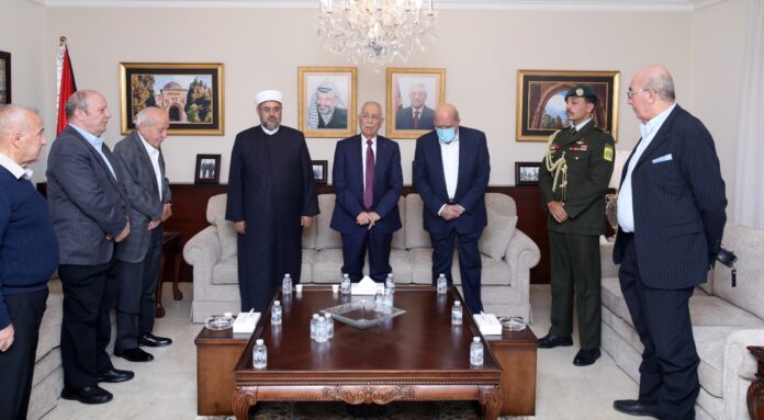 مندوبا عن الملك وولي العهد .. العيسوي يعزي بوفاة شقيقة سفير دولة فلسطين