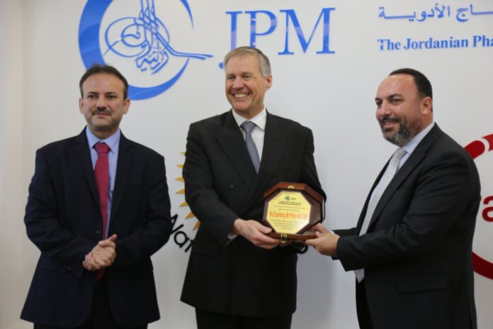 السفير البريطاني يزور مصنع الشركة الاردنية لانتاج الادوية ويكرم عدداً من الموظفين - صور