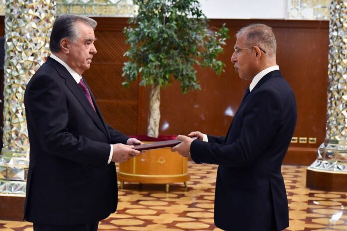 السفير العمري يقدم أوراق اعتماده لرئيس طاجيكستان