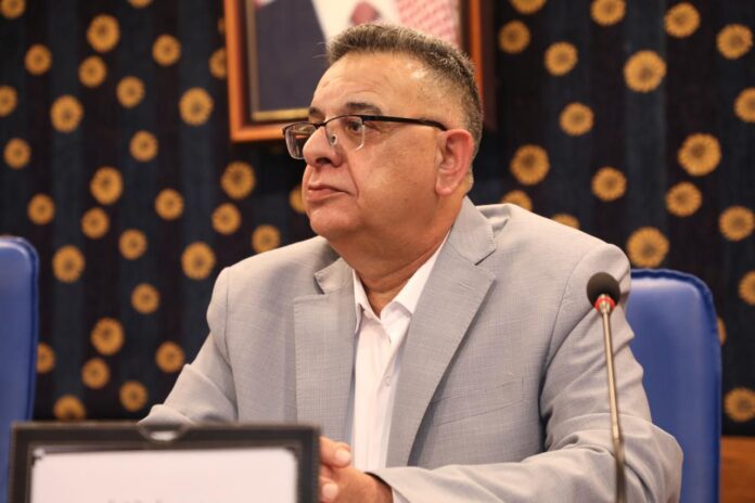 خلف العرش إنسان … قراءة إنسانية في قائد يحمل الوطن على كتفيه