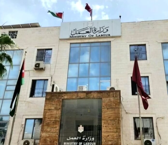 العمل تكشف عدد المنشآت غير الملتزمة بالحد الادنى للاجور - تفاصيل