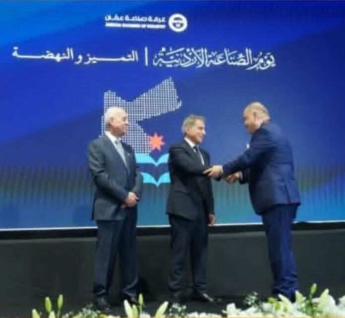 السلايطة يهنئ رئيس مجلس ادارة الشركة التطبيقية للصناعات البلاستيكية بالتكريم