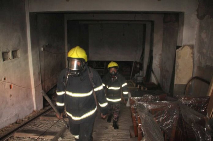 إخماد حريق شب في محلين يحتويان على قطع سيارات في أبو علندا