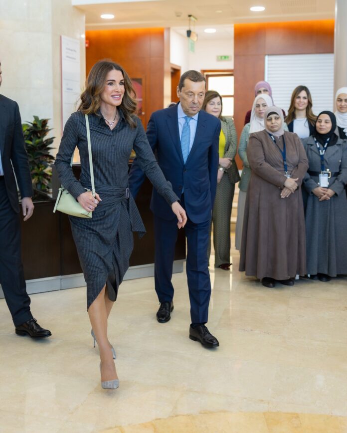 الملكة رانيا العبدالله تزور مصنع لشركة أدوية الحكمة في السلط