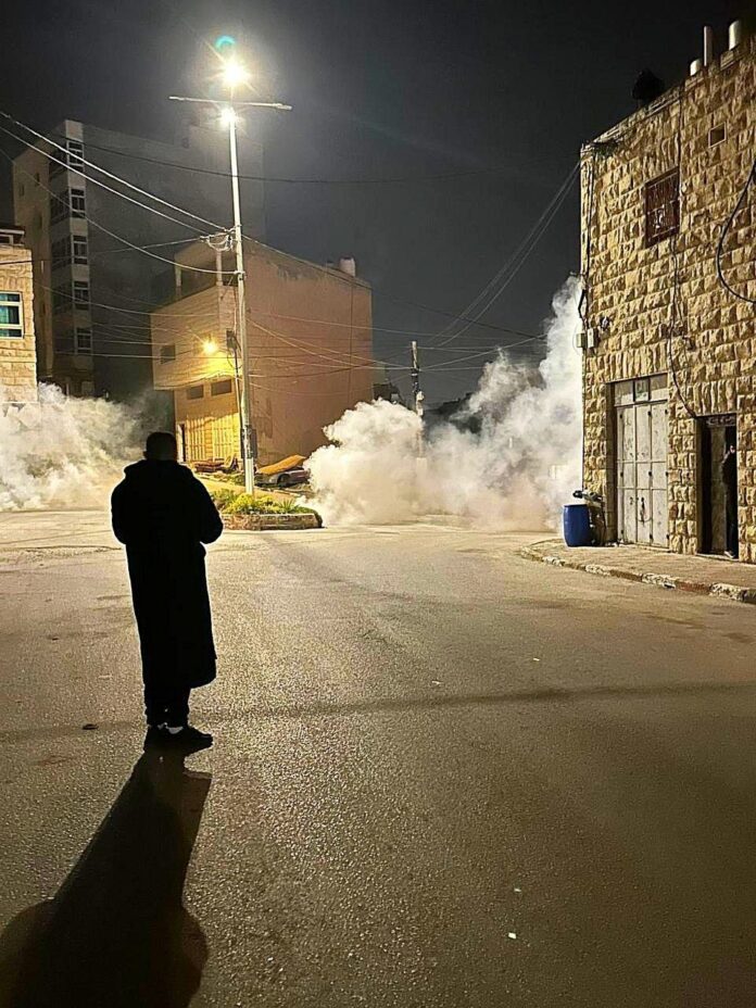 إصابات بالاختناق واقتحامات واعتقال خلال مداهمات الاحتلال شمال وجنوب الخليل