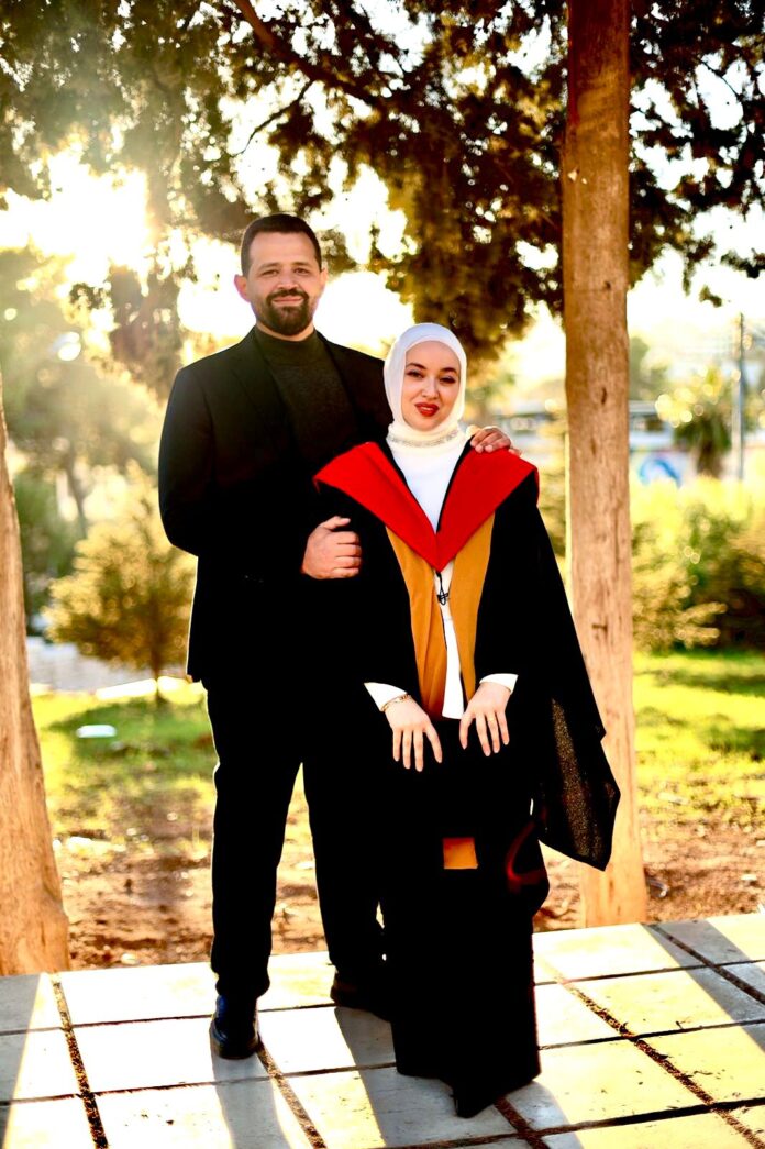 المحامي انس جوهر يهنئ زوجته بمناقشة اطروحة الدكتوراه