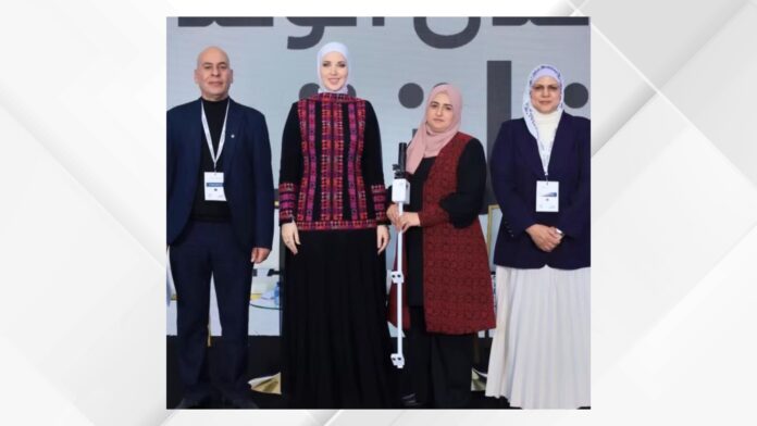 الطالبتان الحناقطة والوحوش تبتكران عصا ذكية لمساعدة ذوي الإعاقة البصرية