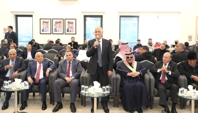 مندوبا عن الملك وولي العهد .. العيسوي يعزي عشيرة النهار