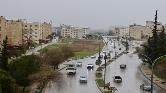 أجواء ماطرة طيلة أيام العيد وتحذيرات من تشكل السيول والضباب