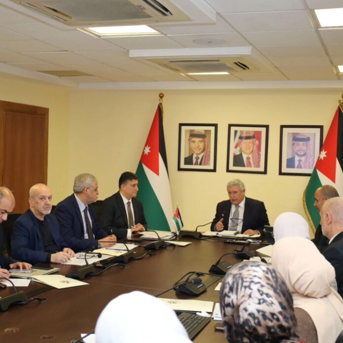 القطامين يترأس اجتماعا موسعا في وزارة النقل .. وهذا ما دار فيه - تفاصيل