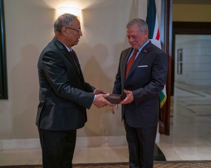 الملك يلتقي أعضاء لجنة متابعة تطوير الجهاز القضائي ويتسلم توصياتها