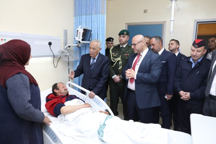 بتوجيهات ملكية.. العيسوي يطمئن على مواطن إثر إصابته بشظايا صاروخ