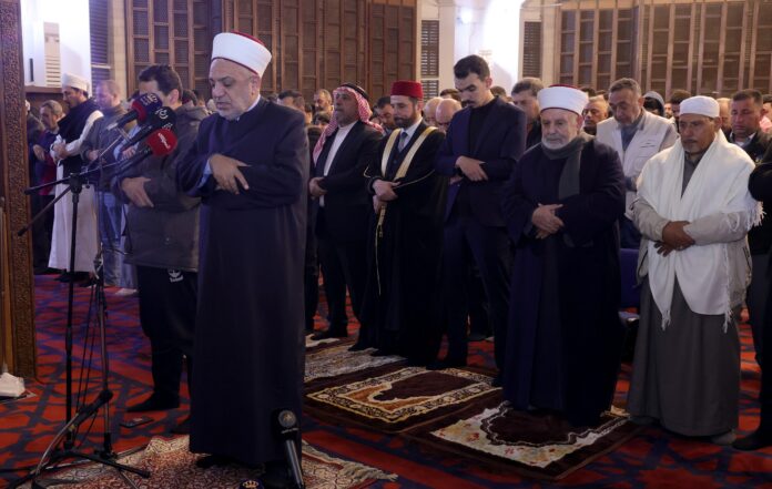 الأردنيون يؤدون صلاة عيد الفطر السعيد