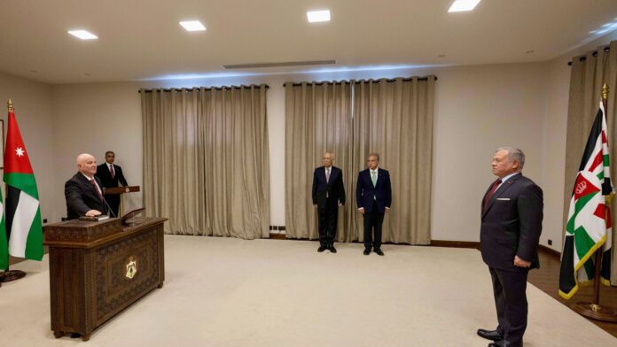 المجالي يؤدي اليمين القانونية أمام الملك