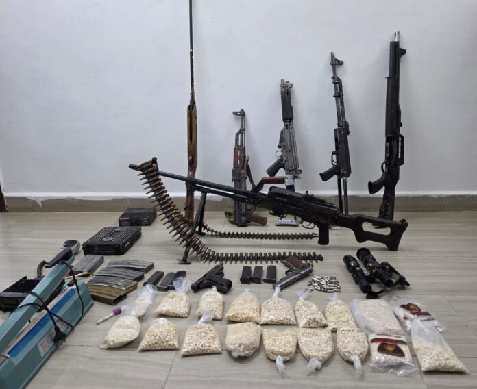 القاء القبض على 6 مهربين للمخدرات وضبط بالونات واسلحة - صور