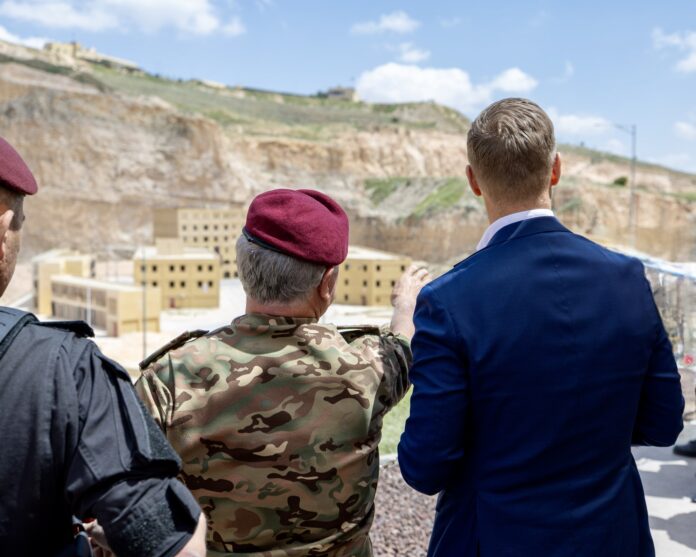 الملك والرئيس الفنلندي يتابعان تمرينا تعبويا في مركز الملك عبدالله الثاني لتدريب العمليات الخاصة