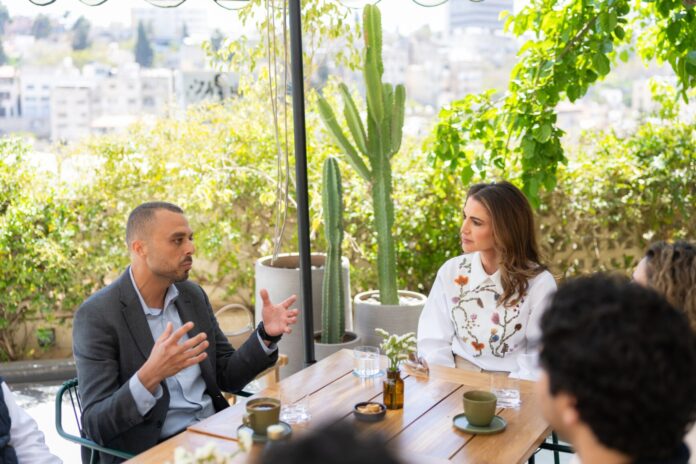 الملكة رانيا العبدالله تلتقي مجموعة من رواد الأعمال وتزور مبادرة 