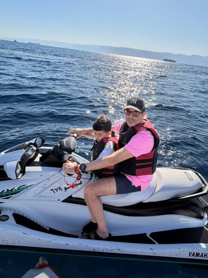 نائب اسبق يلهو مع نجله في الجيت سكي وقانون الضمان عالنار !!