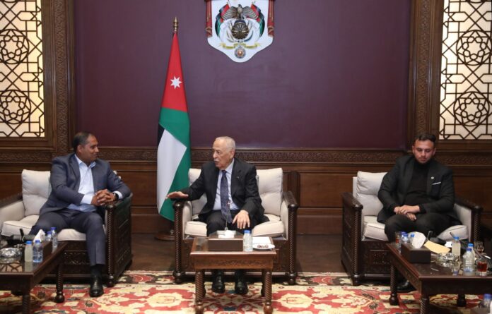 رئيس الديوان الملكي الهاشمي يلتقي وفدا من 