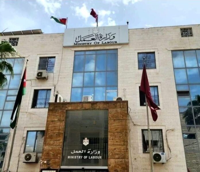 العمل: 491 مخالفة لشركة ألبان لم تلتزم بدفع أجور العاملين فيها