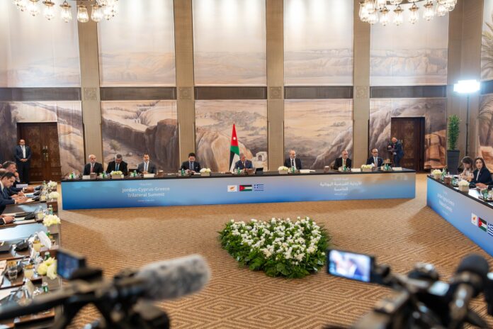 الملك والرئيس القبرصي ورئيس الوزراء اليوناني يعقدون قمة ثلاثية في عمان