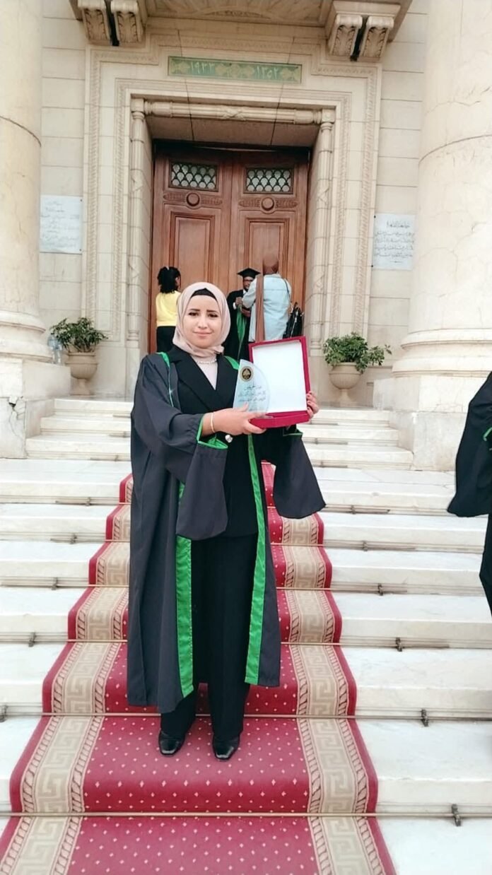 الدكتورة الاء الحربي تحصل على درع التفوق العلمي