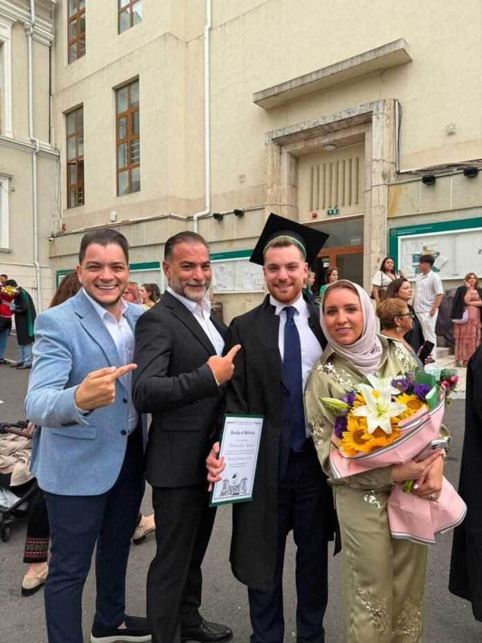اسرة نمر العطعوط تهنئ نجلها الدكتور عبد الوهاب بالتخرج