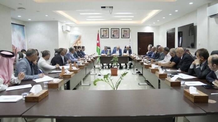 وزير السياحة والآثار يبحث في البترا إجراءات عاجلة لدعم القطاع السياحي
