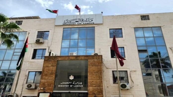 العمل: 95 شكوى عمالية ضد منشآت لم تلتزم بالحد الأدنى للأجور