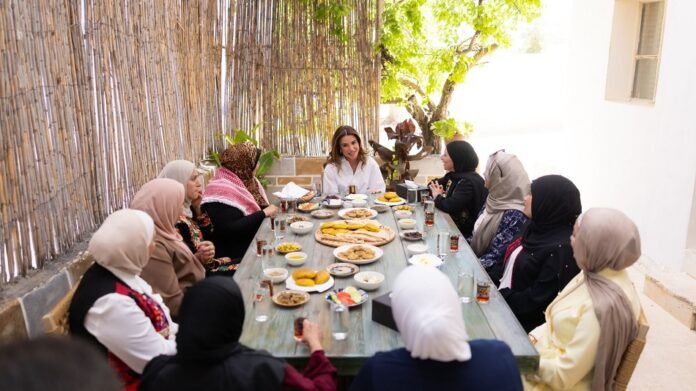 الملكة رانيا العبدالله تزور جمعية أصايل بدر الخيرية وتلتقي سيدات من المجتمع المحلي