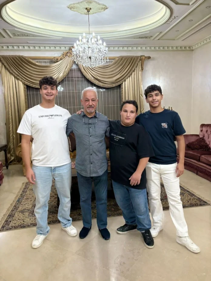 طارق خضراوي يهنئ الدكتور احمد الرقيبات بنجاح ابنائه في الثانوية العامة