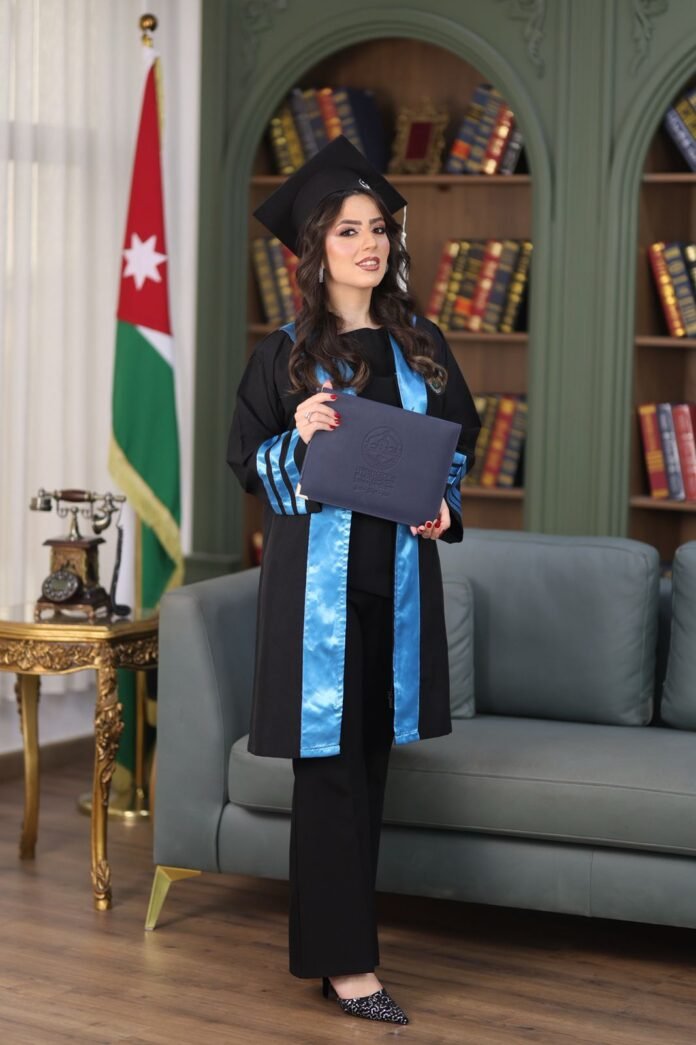 نور العطيات تهنئ ابنتها لجين بالتخرج من جامعة الزرقاء .. الف مبروك