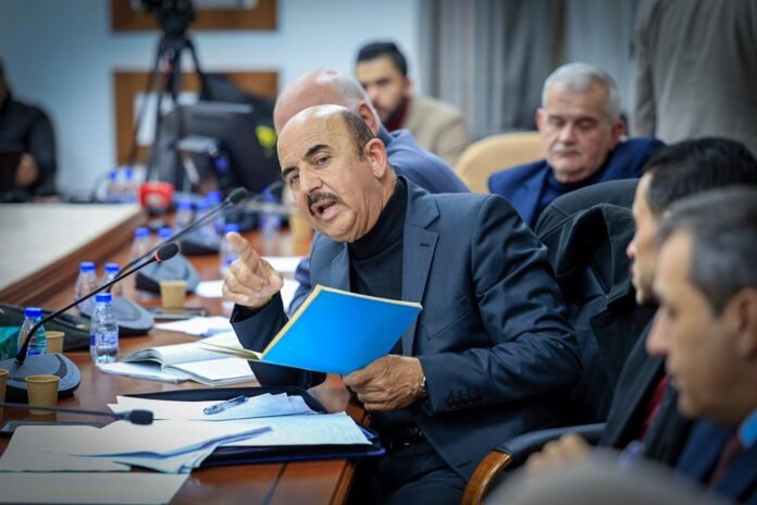 الضمان ورئيس وزراء سابق يطاردان 
