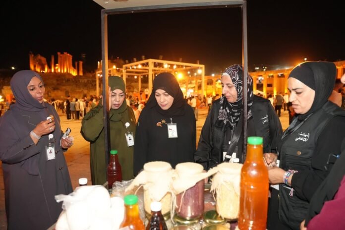 وفد عُماني يزور معرض وحدة تمكين المرأة في مهرجان جرش