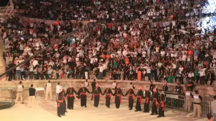 الشماغ الأردني حاضر في مهرجان جرش