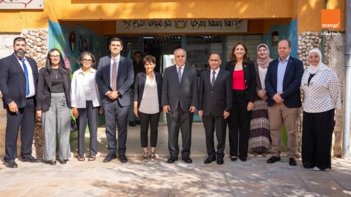 وزير التربية والتعليم والرئيس التنفيذي لأورنج الأردن يزوران مدرسة تابعة لبرنامج 