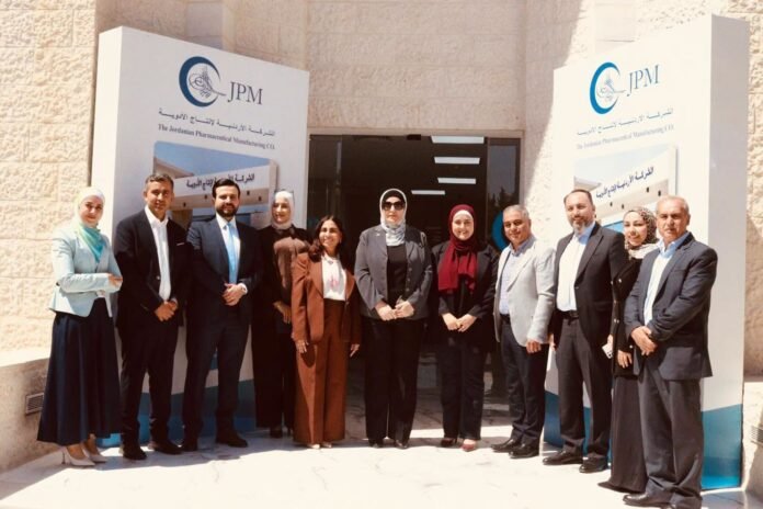 مدير عام مؤسسة الغذاء والدواء تطلع على اخر التحديثات والتوسعات في الشركة الاردنية لانتاج الادوية