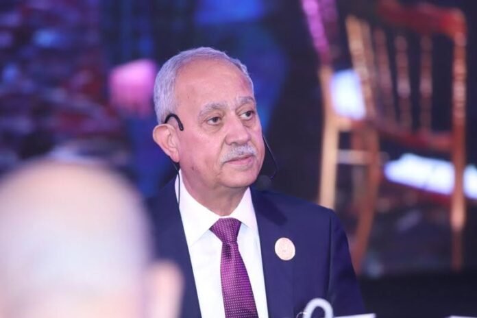 الجغبير يعلن اسماء قائمته لخوض انتخابات غرفة صناعة عمان وضمت القائمة إلى جانب الجغبير كلاً من رائد التكروري، فواز الشكعة، عاهد الرجبي، ديما سختيان، سعد ياسين، مجدي الهشلمون، أحمد الخضري، وإياد أبو حلتم. ويجمع الفريق الانتخابي عدداً من الأسماء ذات الخبرة والحضور في القطاع الصناعي، وسط تأكيدات على أهمية مواصلة العمل من أجل خدمة الصناعيين، وتعزيز دور غرفة صناعة عمّان في دعم الصناعة الوطنية وحماية مصالح القطاع. ويأتي الإعلان عن القائمة بالتزامن مع اقتراب موعد الانتخابات، التي تشكل محطة مهمة أمام القطاع الصناعي لاختيار ممثليه للمرحلة المقبلة، في ظل تحديات اقتصادية وصناعية تتطلب العمل بروح الفريق، ووضع ملفات الصناعيين وتنافسية المنتج الوطني في مقدمة الأولويات. وتتجه أنظار الأوساط الصناعية إلى انتخابات 10/3، وما ستشهده من منافسة وبرامج انتخابية، في وقت بدأ فيه المرشحون وقوائمهم بالتحرك استعداداً للاستحقاق المنتظر.