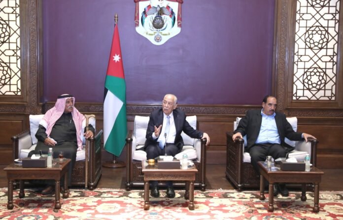 رئيس الديوان الملكي يلتقي وفدا من أبناء عشيرة العزي من البادية الشمالية