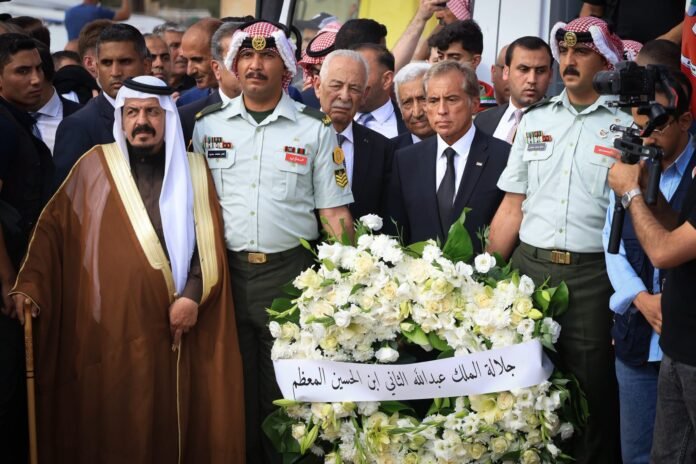 مندوبا عن الملك .. رئيس الوزراء يشارك في مراسم تشييع شهداء الوطن